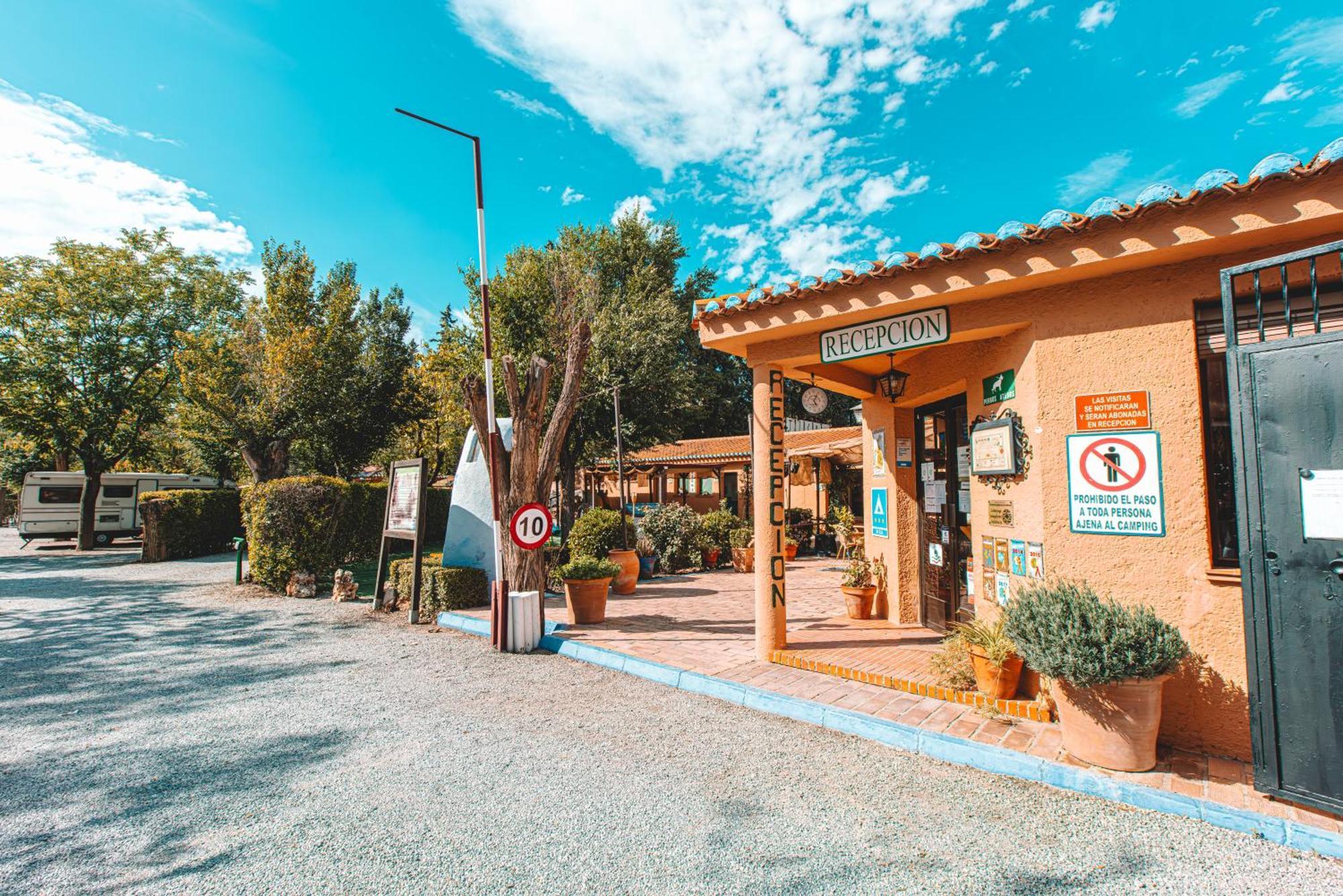 Camping & Bungalows Suspiro Del Moro Otura Buitenkant foto